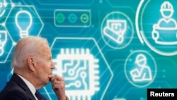 拜登總統在白宮與美國商界領袖和各州州長召開美國半導體芯片與供應鏈議題的視頻會議。（2022年3月9日