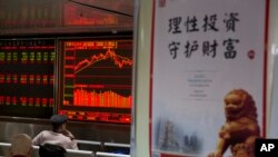 北京一家股票經紀所的電子螢幕顯示股票行情。 （2018年3月6日）