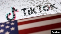 碎玻璃後的美國國旗和TikTok標誌圖示。