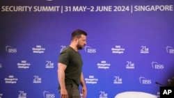 烏克蘭總統澤連斯基在新加坡舉辦的香格里拉對話會議期間前去出席記者會。 （2024年6月2日）