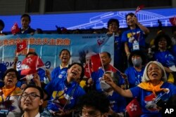 來自香港的天主教信徒在蒙古烏蘭巴托歡迎教宗方濟各。（2023年9月3日）