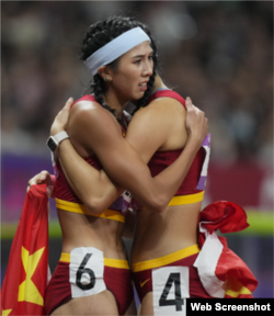 成都亞運會上女子一百公尺跨欄比賽後兩名中國運動員互相擁抱，她們穿的短褲側掛著的跑道號碼牌，一個是「6」,另一個是「4」。 （照片來自「李老師不是你老師」推特）