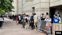 香港民主派初選47人案，16名不認罪被告5月30日頒布裁決，受到公眾關注，估計當日早上有數以百計市民到西方龍裁判法庭排隊旁聽。(美國之音照片)