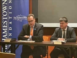 拉脫維亞駐美大使賽爾嘉（Maris Selga）(左）2023年3月7日出席詹姆斯敦基金會舉辦的活動。（美國之音薛小山拍攝）