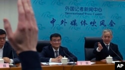 ຮອງຫົວໜ້າຫ້ອງການ ກະຊວງ Eurasia ຂອງຈີນ ທ່ານຢູ ຈຸນ (ກາງ) ແລະໂຄສົກກະຊວງຕ່າງປະເທດ ທ່ານຫວັງ ເວັນບິນ ລະຫວ່າງກອງປະຊຸນນັກຂ່າວ ໃນນະຄອນຫລວງປັກກິ່ງ ໃັນທີ 26 ເມສາ 2023