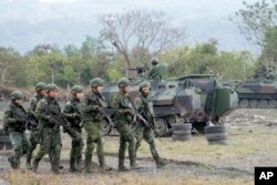 台湾士兵在陆军台东地区指挥部基地参加军训。（2024年1月31日）