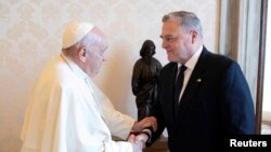 2023年8月21日，教宗方济各在梵蒂冈会见美国参谋长联席会议主席马克·米利将军。（路透社照片)
