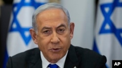 资料照：以色列总理内塔尼亚胡在特拉维夫的以色列国防部所在地基里亚军事基地主持内阁会议。（2023年12月24日）