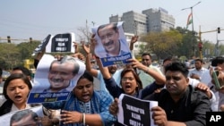 印度普通人党支持者在首都新德里抗议领导人凯杰里瓦尔被捕。（2024年3月22日）