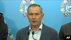 ໃນພາບນີ້ ເອົາອອກມາຈາກວີດີໂອ ສະແດງໃຫ້ເຫັນ ຜູ້ປົກຄອງເຂດພາກຕາເວັນຕົກຂອງອອສເຕຣເລຍ ທ່ານຣໍເຈີ ຄຸກ ກ່າວຖະແຫລງໃນກອງປະຊຸມຖະແຫລງຂ່າວ ໃນເມືອງເພີຣຕ໌, ວັນທີ 5 ພຶດສະພາ 2024. 