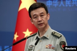 中国国防部发言人吴谦在北京的记者会上。（2023年8月31日）