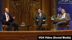 麻省理工学院政治经济和国际管理教授黄亚生博士（中）与美国中国问题专家余茂春（右）一起参加一个中国问题研讨会。（资料照）