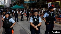 2023年6月4日，1989年北京天安門廣場鎮壓34週年之際，中國香港警察在市中心待命，附近是以往通常舉行燭光守夜活動的場所。（路透社圖片）