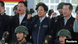 台湾总统赖清德视察花莲一处军事基地时与国军官兵在一起。（2024年5月28日）