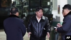 ໃນພາບທີ່ໄດ້ຮັບການສະໜອງໂດຍລັດຖະບານເກົາຫຼີເໜືອ, ຜູ້ນໍາເກົາຫຼີເໜືອ ທ່ານກິມ ຈົງ ອຶນ, ກາງ, ກວດກາໃນຂະນະທີ່ທ່ານທ່ຽວຊົມໂຮງງານຜະລິດອາວຸດໃນເກົາຫຼີເໜືອ, ວັນທີ 8-9 ມັງກອນ 2024.