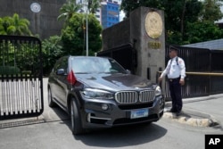 2023年8月7日，一輛外交牌照的轎車從中國駐馬尼拉大使館駛出。菲律賓外交部就一艘大型中國海警船在南中國海菲律賓專屬經濟區內使用水砲對一艘菲律賓補給船實施攔阻和攻擊一事，召見中國駐馬尼拉大使表達抗議。