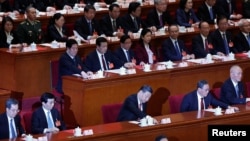 中國領導人習近平在北京人大會堂出席全國人大會議閉幕式期間投票。（2024年3月11日）