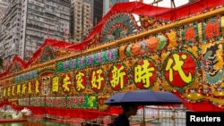 资料照：为庆祝香港主权移交中国，香港街头张贴的一条宣传国安法的标语。（2023年7月1日）