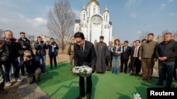 日本首相岸田文雄訪問基輔郊外的布查鎮的一處群葬墓地。 (2023年3月21日)