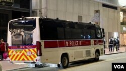 銅鑼灣維多利亞公園告士打道出入口對面，停泊一部大型警車。(美國之音照片)