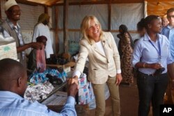 (ພາບ​ໃນ​ແຟ​ມ) ທ່າ​ນາງ​ຈີ​ລ ໄບ​ເດັນຖາມ​ສະ​ບາຍ​ດີ​ພະ​ນັກ​ງານຢູ່​ສູນກວດ​ກາ​ຂອງ​ອົງ​ການ UNHCR ຢູ່​ຂ້າງ​ສູນ​ອົບ​ພະ​ຍົບ Ifo, ນອກ​ເມືອງ Dadaab, ໃນ​ເຂດ​ຕາ​ເວັນ​ອອກ​ຂອງ​ເຄັນ​ຢາ ຊຶ່ງ​ຕັ້ງ​ຢູ່​ຫ່າງ​ຈາກຊາຍ​ແດນ​ໂຊ​ມາ​ເລຍ 100 km, ວັນ​ທີ 8 ສິງ​ຫາ, 2011.