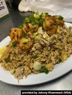 ເຂົ້າຜັດກຸ້ງໃສ່ຊິ້ນປູ ຂອງຮ້ານ ຈອນນີ້ ໂວກເກີ