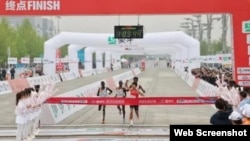 4月14日举行的北京半程马拉松比赛中疑似出现假赛，三名非洲选手似乎“保送”中国选手何杰获得冠军。（微博截图）