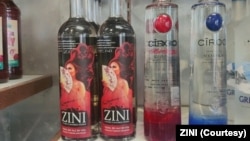 ຂວດເຄື່ອງດື່ມ ZINI ຢູ່ທີ່ຮ້ານຂາຍເຄື່ອງດື່ມມຶນເມົາ. (ໄດ້ຮັບການສະໜອງໃຫ້ໂດຍ ປະທານໃຫຍ່ຂອງເຄື່ອງດື່ມ ZINI ໂວດກ້າ)