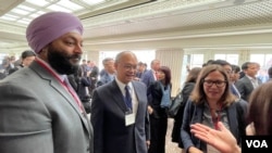 台灣行政院政務委員及經貿談判辦公室總談判代表鄧振中(左2）、美國在台協會主席勞拉·羅森伯格(右1）與美國商務部選擇美國投資峰會主任賈希特·辛格參加駐美國台北經濟文化代表處舉辦的“選擇美國投資峰會”歡迎酒會。(2023年5月1日，美國之音鍾辰芳拍攝）