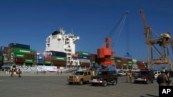 中国一艘集装箱货船在巴基斯坦瓜达尔港完成装货准备起航。瓜达尔港位于卡拉奇西部700公里。