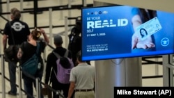 ບັນດາຜູ້ເດີນທາງ ລຽນແຖວຢູ່ສະໜາມບິນສາກົດ Hartsfield-Jackson ຂອງນະຄອນແອັດແລນຕາ ເພື່ອຜ່ານການກວດສອບ ໂດຍກົມ ahead of Memorial Day, May 24, 2024, in Atlanta.