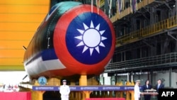 台灣總統蔡英文（右二）在高雄出席台灣首艘自製潛艇“海鯤號”下水典禮。（2023年9月28日）