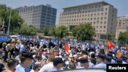 资料照：中国警察在河南郑州包围了抗议银行爆雷的民众。（2022年5月23日）