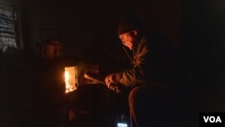 67歲的亞歷山大不顧政府和救援人員的勸離，堅持留在恰索夫亞爾。(2023年4月3日，美國之音博夏特拍攝)