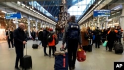 2023年12月22日，旅客在伦敦圣潘克拉斯车站排队等候欧洲之星列车。（美联社照片）