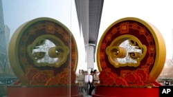 資料照：北京中央商務區一座建築外豎立的招財進寶的裝飾物。（2019年2月27日）