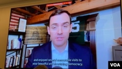 美國眾議院美國與中國共產黨戰略競爭特設委員會主席麥克·加拉格爾在華盛頓全球枱灣研究中心發表講話。(2024年4月10日，美國之音鍾辰芳拍攝)