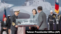 台灣總統蔡英文在宜蘭蘇澳商港主持「安江軍艦」和「萬江軍艦」交付儀式時接受艦船模型。（2024年3月26日）