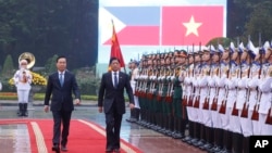 资料照：菲律宾总统马科斯（右）与时任越南国家主席武文赏在河内举行的欢迎仪式上检阅越南仪仗队。(2024年1月30日)