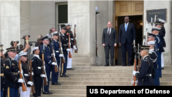 美国国防部长劳埃德·奥斯汀（Lloyd J. Austin）2023年4月17日欢迎英国国防大臣本·华莱士（Ben Wallace）到访五角大楼。（五角大楼照片）