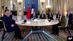 法国总统马克龙（中）与欧盟委员会主席乌尔苏拉·冯德莱恩（右）在巴黎爱丽舍宫与到访的中国国家主席习近平举行会谈。（2024年5月6日）