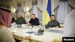 2023年2月26日，烏克蘭總統澤連斯基（右），與沙特外交大臣費薩爾·本·法爾漢·阿勒沙特在基夫舉行會議。