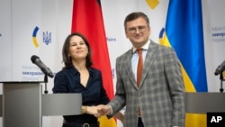 德国外长贝尔伯克与乌克兰外长库列巴在基辅共同举行记者会。（2023年9月11日）