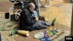 中港通關後香港街頭愈來愈多疑似行乞的傷殘人士。(美國之音湯惠芸)