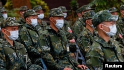 台灣第一批新兵在台中一處營區開始服為期一年的義務兵兵役。台灣新的義務兵兵役制度從4個月延長至一年，2024年元旦開始生效。（2024年1月25日）