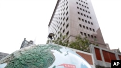 台北使館特區辦公大樓旁的一處公園的地球顯示中國與台灣的地理位置。(2024年1月15日) 