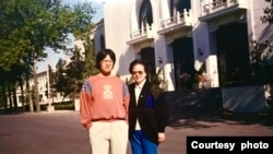 1984年，薛荫娴医生与儿子杨伟东在中国国家游泳队游泳馆门前 （杨伟东提供图片）