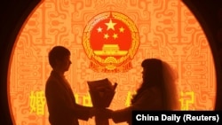 中國浙江省杭州市婚姻登記處的一對新人在情人節登記結婚。（2023年2月14日）