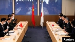 资料照 - 日本外务省副大臣山田重郎（Shigeo Yamada，Japanese Senior Deputy Minister for Foreign Affairs）（右起第二位）,2023年2月22日在日本外务省同中国外交部副部长孙伟东举行日-中安全对话。