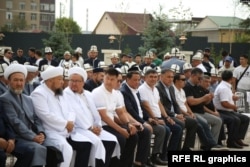 前海關總署副署長萊姆別克·馬特賴莫夫(前排中間身穿深色夾克)和議會成員出席比什凱克穆夫蒂亞特新總部落成典禮。